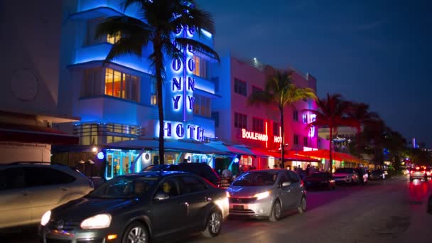 Nachtleben am Meer treibt Straße, Südstrand, Miami. — Stockvideo