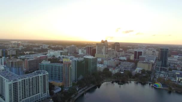 Luchtfoto van Lake Eola en Orlando Skyline, Florida — Stockvideo