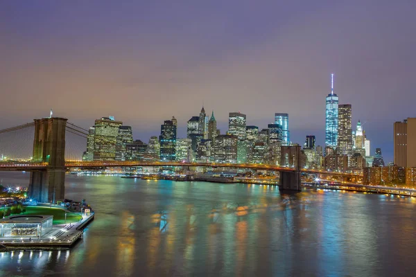 Manhattan och i Brooklyn bridge nattvisning — Stockfoto