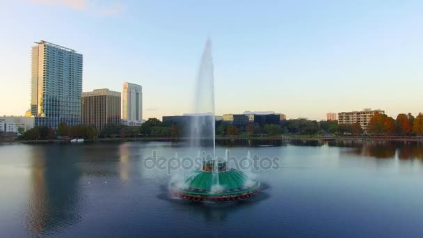 Luchtfoto van Lake Eola fontein in het centrum van Orlando, Florida — Stockvideo