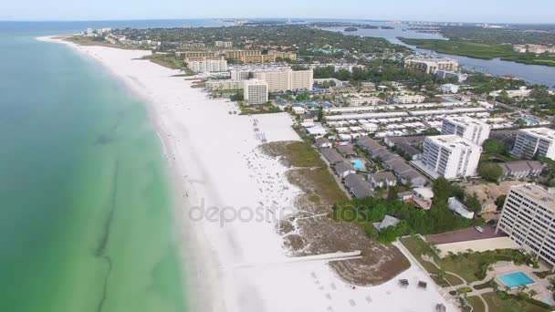 Voe sobre a praia em Siesta Key, Florida . — Vídeo de Stock