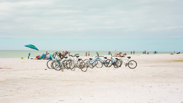 Néhány bicyles parkolt a strandon — Stock videók