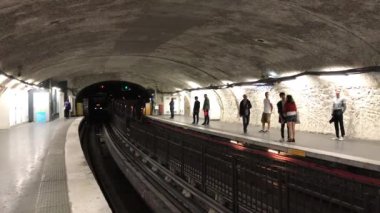 Paris metro istasyonu üzerinde gelen tren