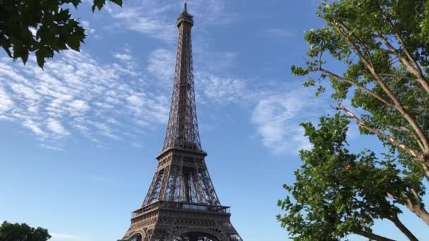 Dagtid utsikt över Eiffeltornet, Paris — Stockvideo