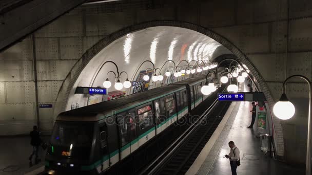 Comboio que chega na estação de metro de Paris — Vídeo de Stock