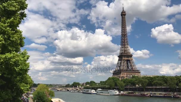 Vista diurna da Torre Eiffel, Paris — Vídeo de Stock