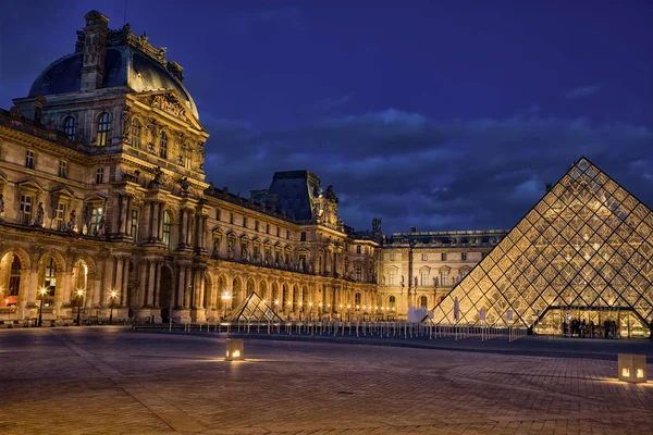 Alacakaranlık piramitte ile Louvre Müzesi