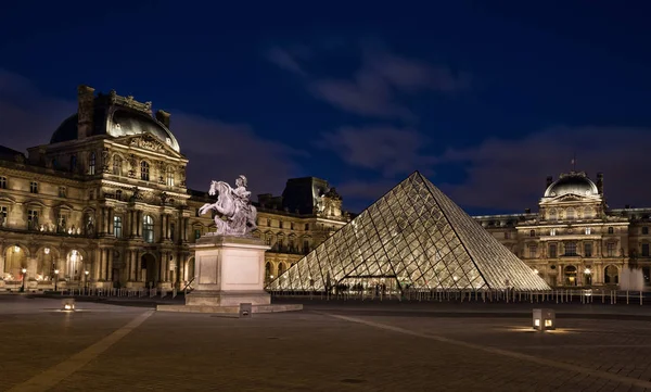 Museo del Louvre con pirámide en el crepúsculo — Foto de Stock