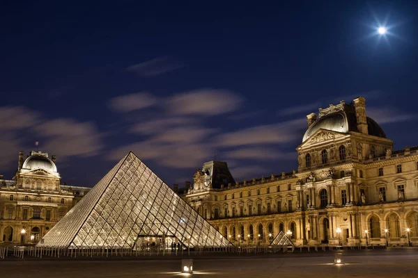 Muzeum Louvre s pyramidou v soumraku — Stock fotografie