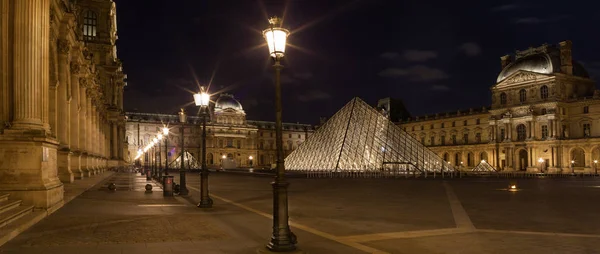 Louvren med pyramid i twilight — Stockfoto