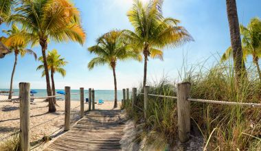 Sahile giden köprü.