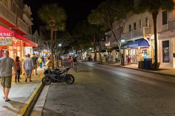 Calle Duval por la noche, Key West, FL — Foto de Stock