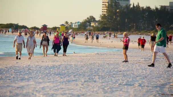 Siesta am wichtigsten öffentlichen Strand bei Sonnenuntergang — Stockvideo