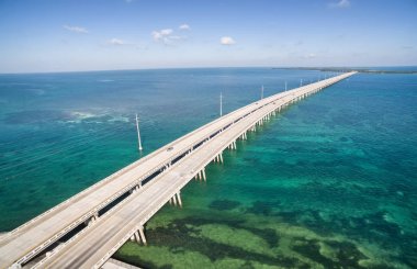 Bahia Honda Köprüsü'nün havadan görünümü