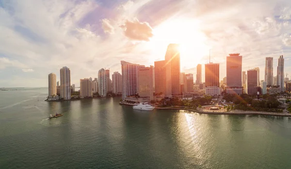 Vista aérea del centro de Miami al atardecer . — Foto de Stock