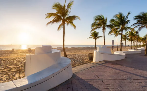 La playa en Fort Lauderdale en Florida en un hermoso día de verano — Foto de Stock