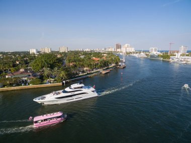 Fort Lauderdale koyda yüzen tekne