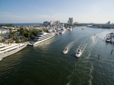 Fort Lauderdale koyda yüzen tekne