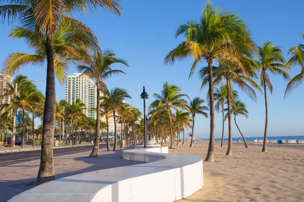 La playa en Fort Lauderdale en Florida en un hermoso día de verano — Foto de Stock