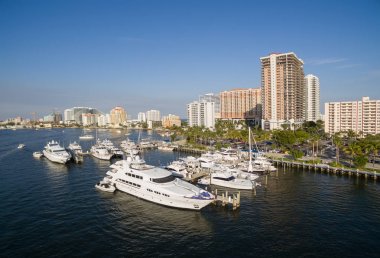 Fort Lauderdale koyda yüzen tekne