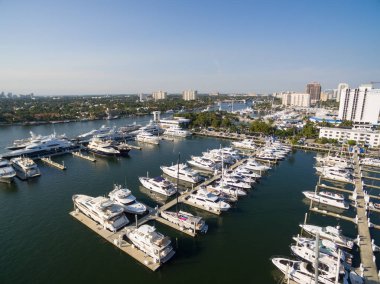 Fort Lauderdale koyda yüzen tekne