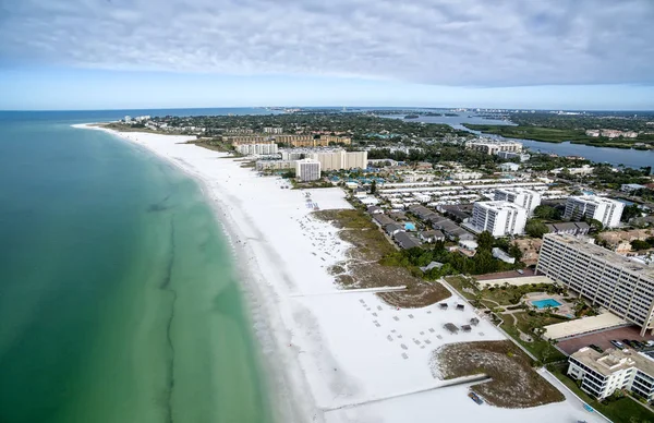 Volar sobre la playa en Siesta Key, Florida . — Foto de Stock