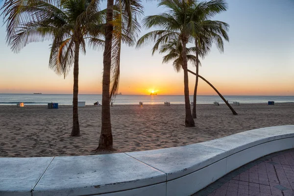 ชายหาดที่ Fort Lauderdale ในฟลอริด้าในวันซัมเมอร์ที่สวยงาม — ภาพถ่ายสต็อก