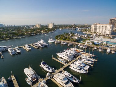 Fort Lauderdale koyda yüzen tekne