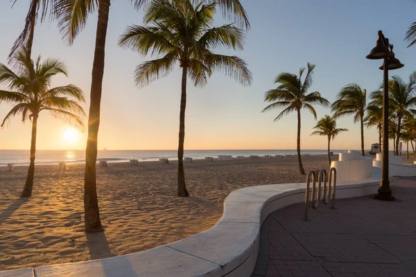 La playa en Fort Lauderdale en Florida en un hermoso día de verano —  Fotos de Stock