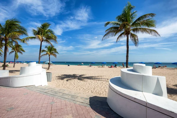 La playa en Fort Lauderdale en Florida en un hermoso día de verano —  Fotos de Stock