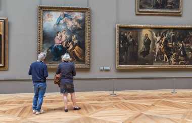 Louvre Müzesi'nde bir resim bakarak bir yaşlı çift