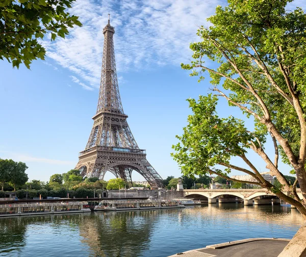 Eyfel Kulesi ile Paris'te sunrise SEINE — Stok fotoğraf