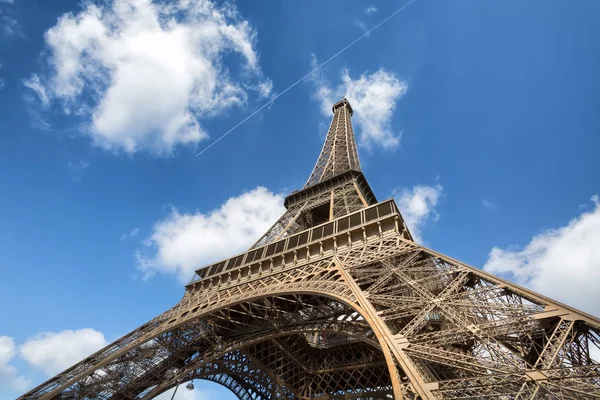 화성, 프랑스 파리에서에서의 에펠 탑 한 필드 — 스톡 사진