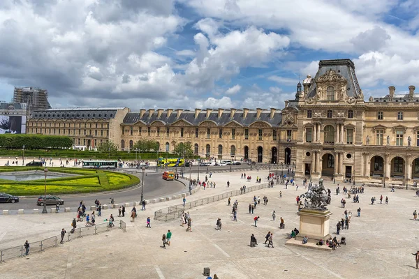 Edificios del Louvre y pirámide en el patio del Museo del Louvre — Foto de Stock