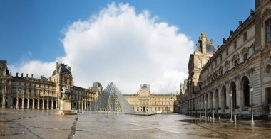 Louvre binalar ve Louvre Müzesi avluda piramit