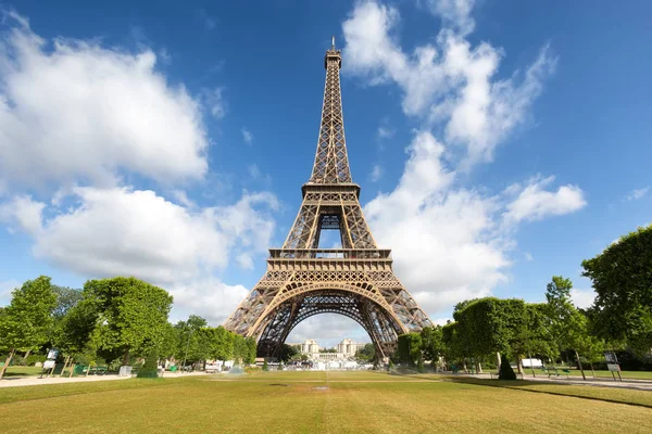 Eyfel Kulesi bir alan Mars Paris, Fransa — Stok fotoğraf