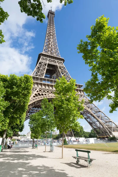Ейфелева вежа одне поле Марса в Парижі — стокове фото