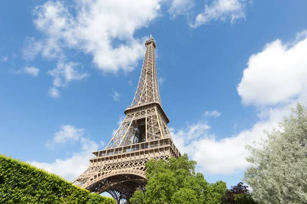 Eyfel Kulesi bir alan Mars Paris, Fransa — Stok fotoğraf