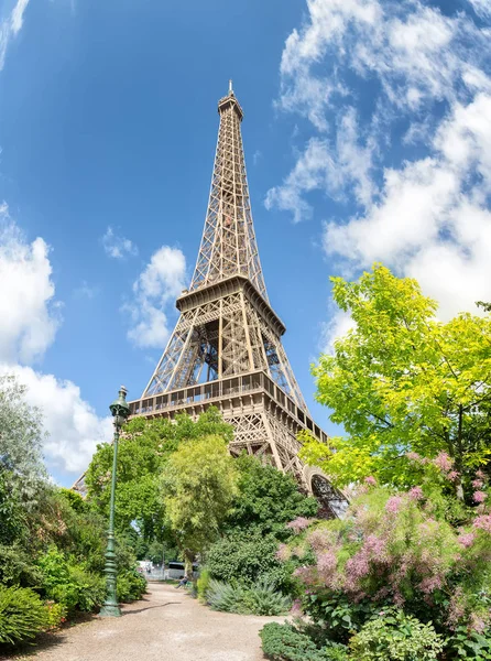 Torre Eiffel um campo de Marte em Paris, França — Fotografia de Stock