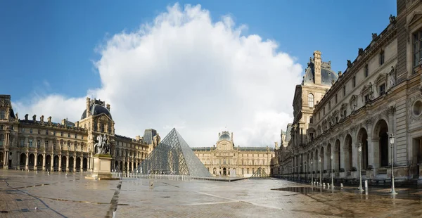 Louvre binalar ve Louvre Müzesi avluda piramit