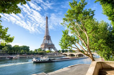 Eyfel Kulesi ile Paris'te sunrise SEINE