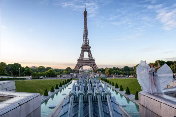 Şafakta Trocadero yer Eiffel Tower'da genç kız — Stok fotoğraf