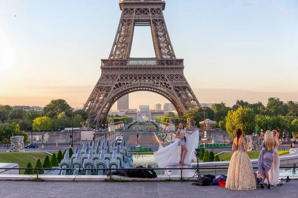 Şafakta Trocadero yer Eiffel Tower'da genç kız — Stok fotoğraf
