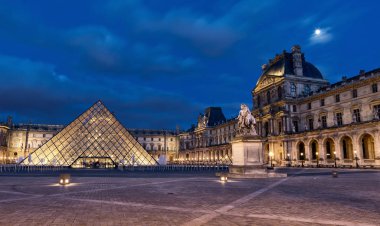 Alacakaranlık piramitte ile Louvre Müzesi