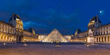 Alacakaranlık piramitte ile Louvre Müzesi