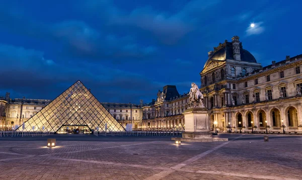 Alacakaranlık piramitte ile Louvre Müzesi