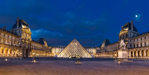 Muzeum Louvre z piramidy w półmroku — Zdjęcie stockowe