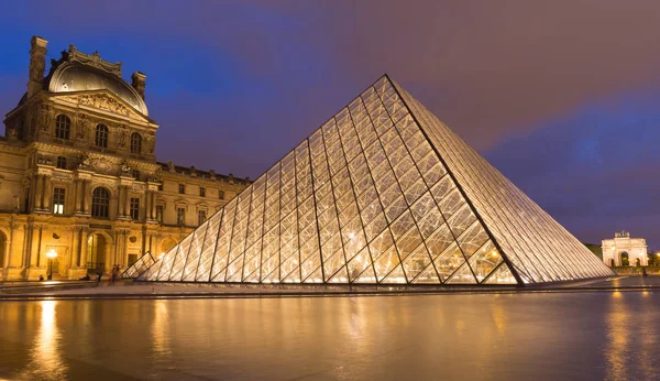 Alacakaranlık piramitte ile Louvre Müzesi