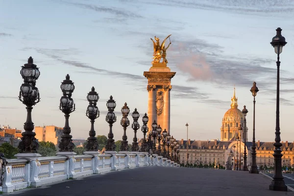 Puente vacío Alejandro III en París por la mañana temprano —  Fotos de Stock