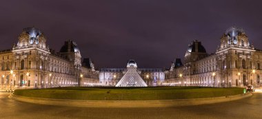 Alacakaranlık piramitte ile Louvre Müzesi